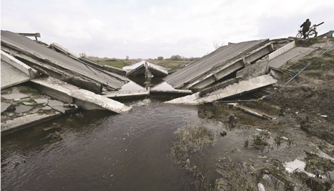 Russia strikes Kyiv suburb, presses offensive in port city of Mariupol