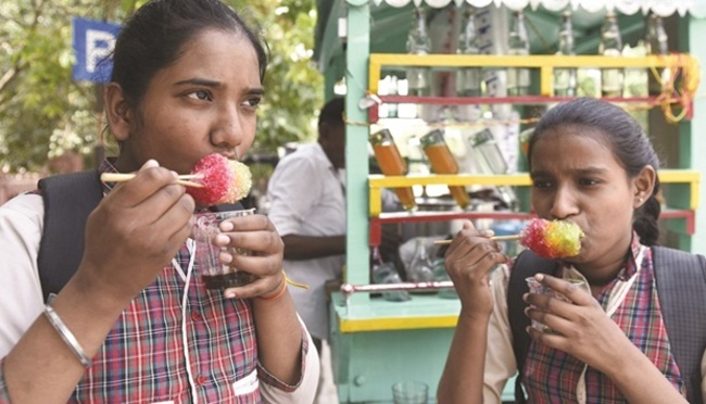 Record power cuts in India as heatwave continues