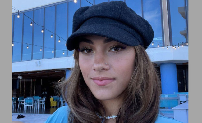 Influencer Sparks Outrage For Posting This Photo, When You Zoom Out You'll See Why