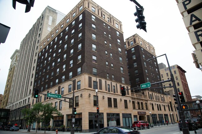 City clears residents from 11-story Lowry Apartments in downtown St. Paul