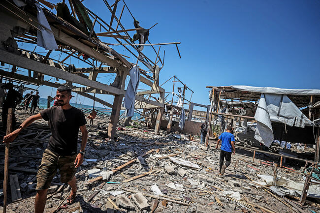 74 killed in Gaza as Israeli forces strike a cafe and fire on people seeking food