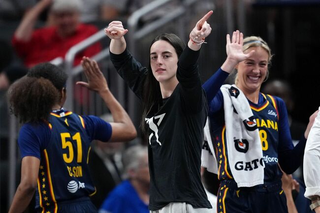 "Turned heel this year": Caitlin Clark fans react as Fever superstar high-fives coach Stephanie White for getting a tech 