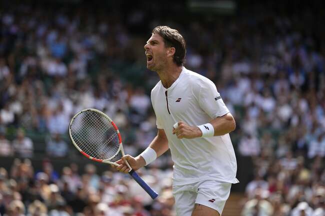 Which British tennis players are still playing singles at Wimbledon?