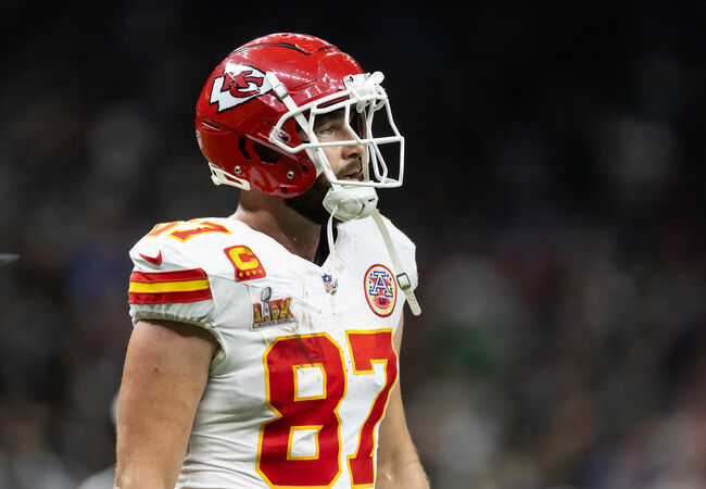 "Anyone tired of these two clowns yet?" - NFL fans react as Travis Kelce and Jason Kelce break into karaoke duet at ACC Charity Golf Tournament
