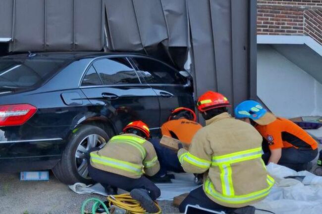 Teen killed as car crashes into home in Yangpyeong
