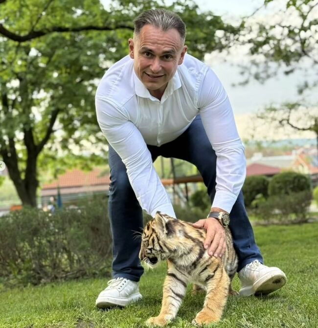 Dragan u uskoj košulji, puca od ponosa! Slavlje u porodici biznismena, sliku objavila misteriozna žena