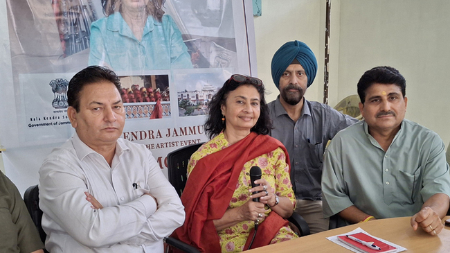 Neelam Mohile interacts with budding artists in ‘Meet the Artist’ programme