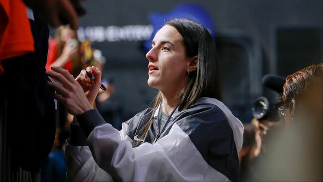 WATCH: Caitlin Clark mania hits Los Angeles as security guard forced to take swift action