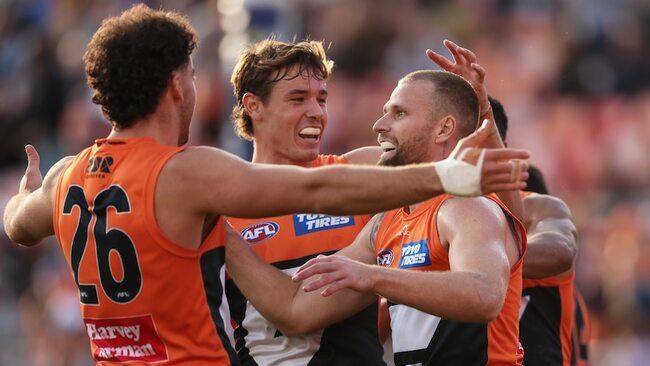 Live: Giants host Kangaroos amid furious battle to retain finals spot