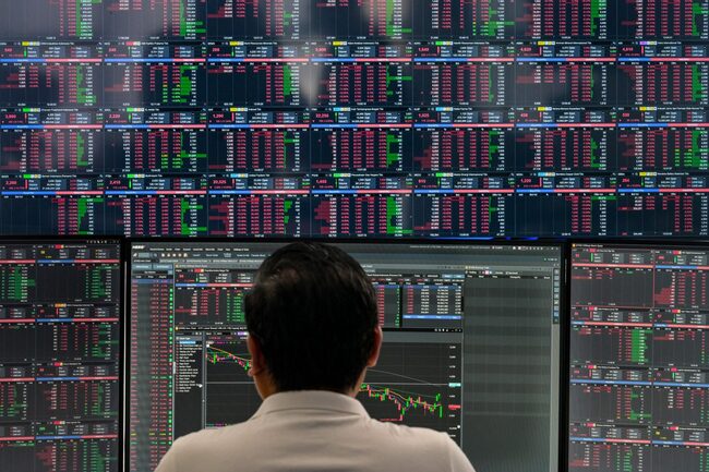 Computer-driven traders are bullish on stocks, humans are bears