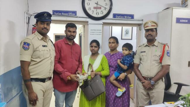 Hyderabad auto driver wins praise for returning ₹1.2 lakh left in vehicle