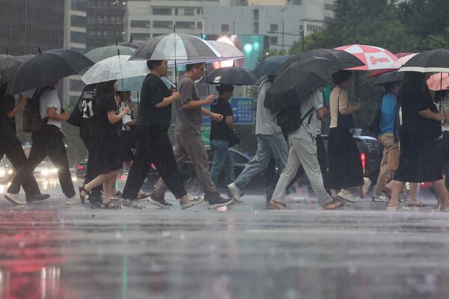 1 killed in heavy rain in Gimpo; dozens evacuated