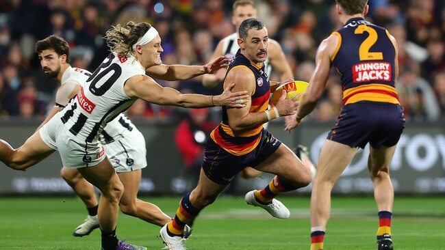 Live: Walker joins rare club as Adelaide hosts Collingwood in qualifying final