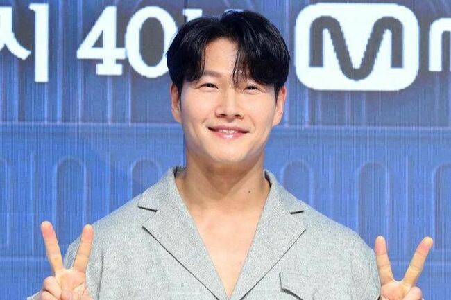 Singer Kim Jong-kook marries non-celebrity in private ceremony today