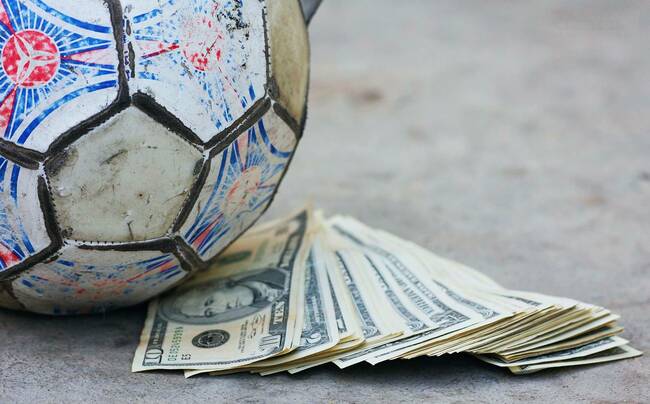 Futbol, politik ve ranta dayalı yağma oyunudur