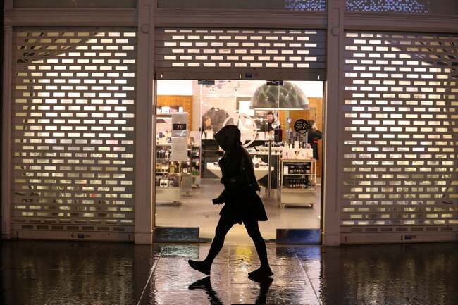 High street beauty chain falls into administration