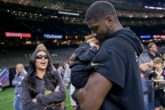 [WATCH] Juwan Johnson and wife Chanen share sweet PDA moment as Saints TE's wife rocks black tank top and leather boots for Week 1 game vs. Cardinals