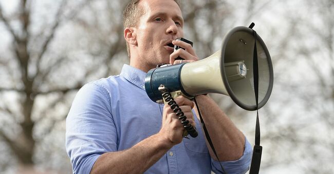 What Eric Greitens’s “RINO hunting” ad means for the Missouri Senate race