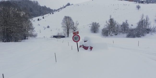 Drama na Bjelasici i Sinjajevini: U snežnim nanosima zarobljeni stočari i stada, vatrogasci krenuli ka njima