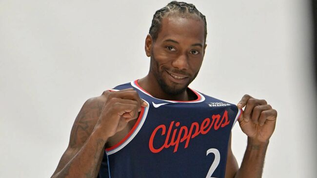 Kawhi Leonard jokes about contents of mystery cup as he takes a swig after practice: "Hennessy"