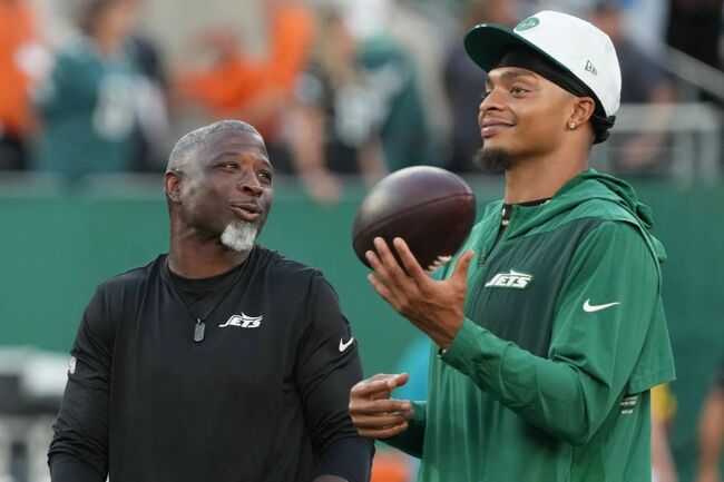 “Fire Aaron Glenn and trade Justin Fields”: NFL fans rip Jets HC and QB after “gutless performance” in 13-11 loss to Broncos