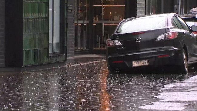 Showers dampen Melbourne long weekend with wet weather forecast for Cup day