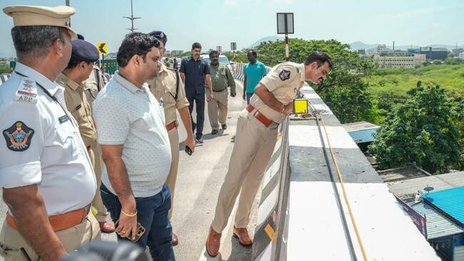 Blinkers, barricades dot Garuda Varadhi flyover after two fatal accidents