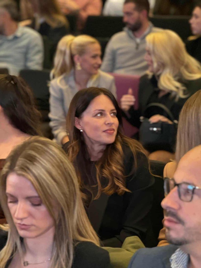 Udovica Darka Radovanovića prvi put u javnosti: Prelepa Maja u crnini došla sa ćerkom na koncert Ivane Selakov