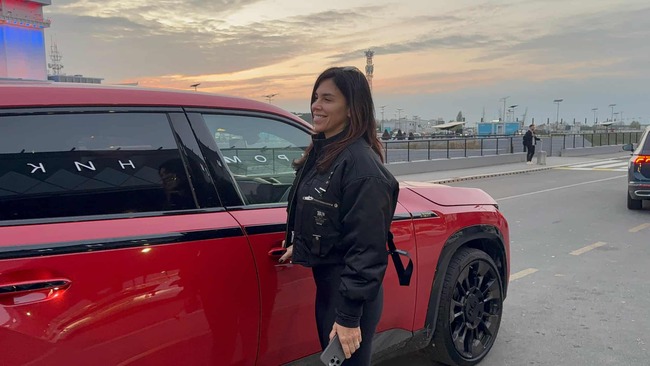 Kaja Ostojić bez šminke na aerodromu: Po pevačicu stigao nepoznati muškarac, odvezli se u luksuznom džipu