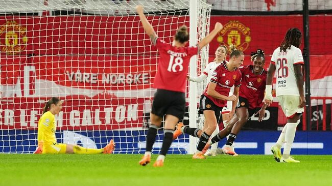 Man United spoil Earps' return with statement win against PSG