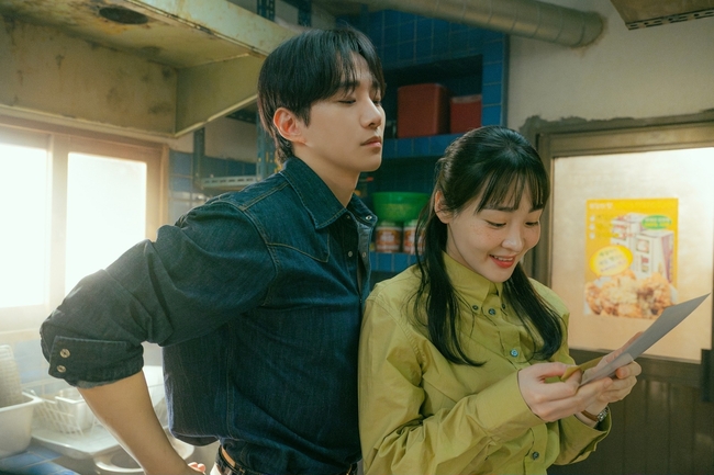 Lee Junho And Kim Min Ha Can't Hide Their Feelings After Their First Kiss In "Typhoon Family"