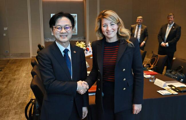 Industry minister promotes S. Korea's submarine capabilities in meeting with Canadian counterpart