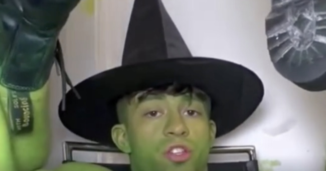 People are losing it over this gay who stripped down, painted himself green & showed off his “ElphaBUTT Throbb”