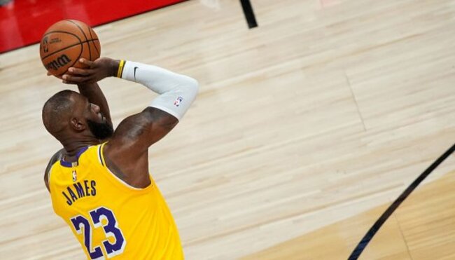 A Selfless Pass Ends One Of The Greatest Records In NBA History