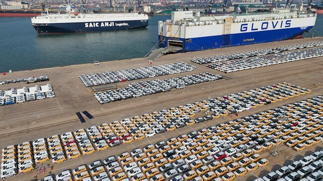 China's trade surplus tops $US1 trillion for first time as exports surge