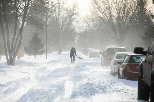 Winnipeg schools reopen as teachers warned to report to work