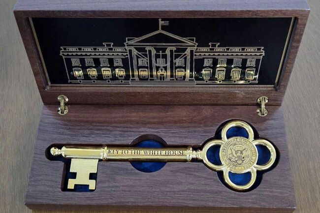 Trump gifts gold key to White House to Lee
