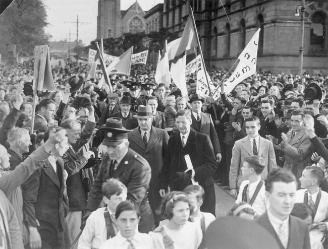 ‘Fianna Fáil politicians arrived in Leinster House with guns’ – A look back at 100 years of the party founded by Éamon de Valera