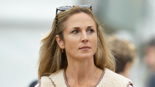 Harriet Sperling nails winter race-day dress in pleated mini-skirt and it-girl bag