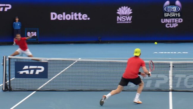 Auger-Aliassime rips incredible passing shot