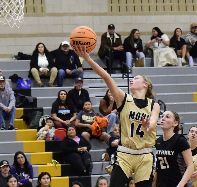 Sienna Williams and cohesive Monarch girls hoops look like a problem for 6A