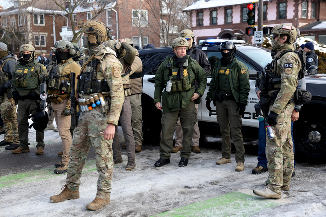 UZNEMIRUJUĆ SNIMAK! U Mineapolisu došlo do pucnjave tokom akcije Federalne imigracione službe, UBIJENA ŽENA!