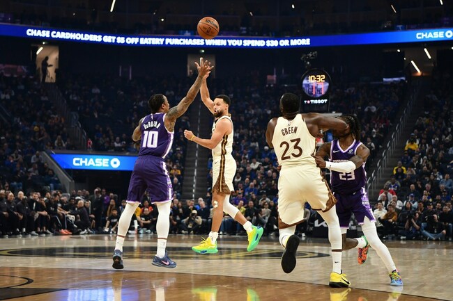 Curry notches double-double as Warriors dismantle Sacramento Kings