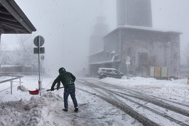 "Je l' ovo hrane kokoši?" Snimak radnika koji bacaju so u Mostaru ostavio sve u čudu
