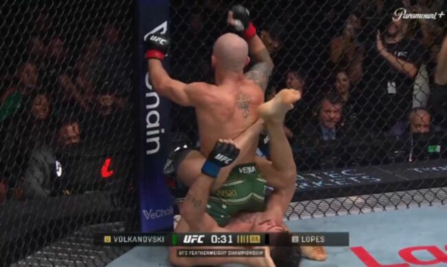 Aleksandar Veliki ispisao istoriju UFC-a: Odbranio titulu, "zaključao" rivala i slavio pobedu tokom borbe