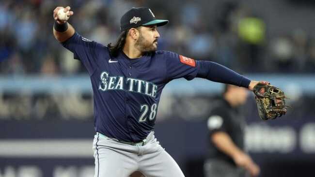 “The Ben Affleck of baseball”; “Absolute steal for the Reds” - Fans react as Eugenio Suarez pens 1-year $15M contract with Cincinnati