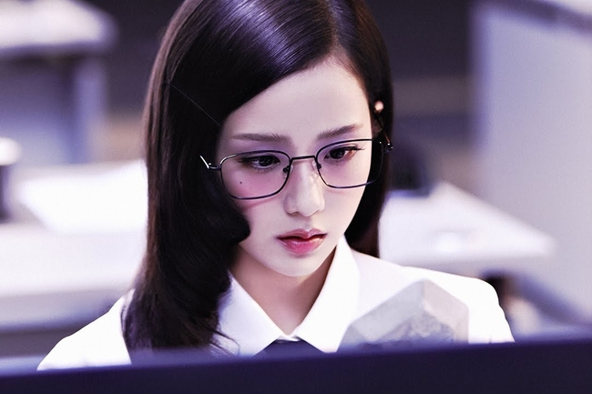 BLACKPINK's Jisoo's "earthquake" MV Soars Past 100 Million Views