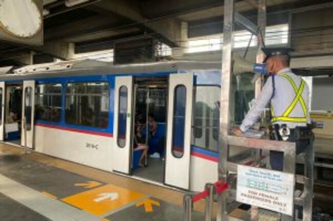 MRT dismisses Shaw Boulevard station supervisor over tarpaulin incident