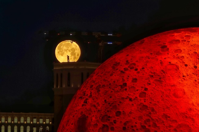 Total lunar eclipse creates blood moon to delight of onlookers