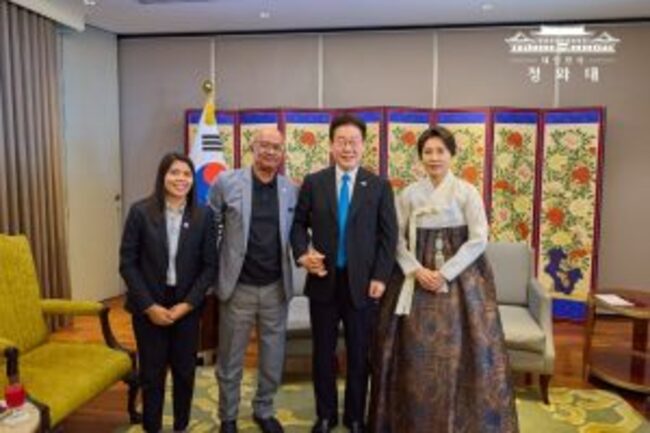 South Korean president reunites with Filipino worker he helped 30 years ago